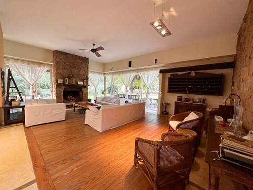 Hermosa Propiedad En Venta De 4 Dormitorios En Zona Lugano, Punta Del Este.