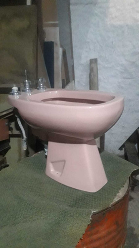 Bidet Rosado Con Grifería Incompleta 