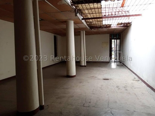 Casa Estilo Colonial En Venta  Con Gran  Potencial Comercial En Casco Central Valencia, Ideal Para Que Funcione Como Clinica, Colegio, Hotel O Posada, El Uso Que Su Nuevo Propietario Desee Darle.  Ms