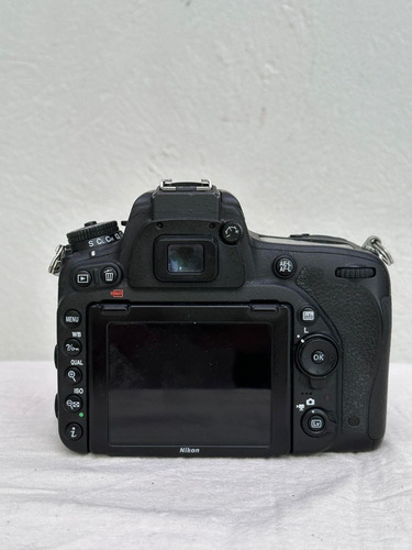 Imagen 3 de 4 de Nikon D750 Full Frame Sólo Cuerpo Correa Batería Cargador