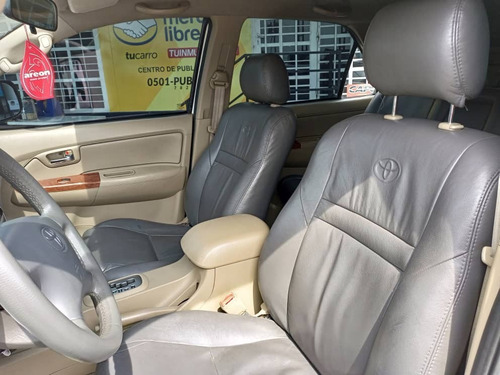 Imagen 9 de 13 de Toyota Fortuner Sr