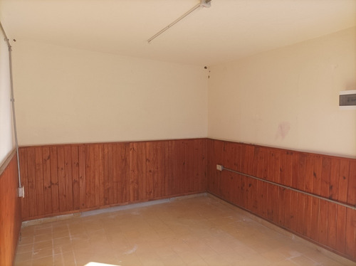 Casa En Dos Plantas Con Parrillero Y Salon Comercial , Acepta Banco , Planos .