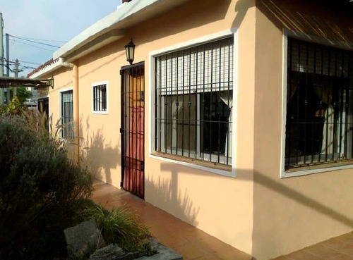 Casa En Costa Azul, 4 Dormitorios.