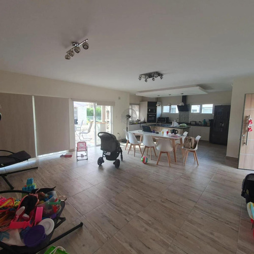 Casa En Venta - 3 Dormitorios 3 Baños - Cochera - 800mts2 - San Vicente