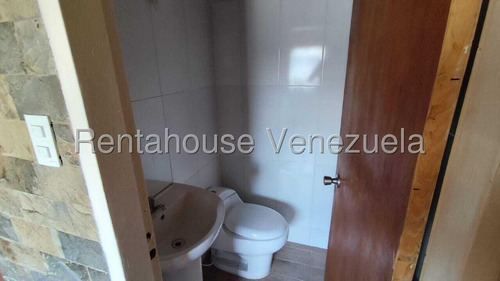 Local Comercial Ubicado En Zona Estratégica Comercial, Ubicado En Esquina De Dos Niveles. Cuenta Con 4 Baños, Tanque De Agua De 12.000 Lts.