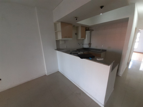 Imagen 8 de 13 de Excelente Ubicación Departamento 2amb.con Balcón Y Cochera!!