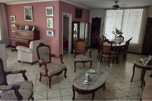 Venta De Oportunidad De Espaciosa Casa En Lugar Extraordinario Del  Barrio La Campiña, En La Ciudad De Barranquilla-8194