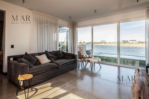 Imagen 12 de 30 de Casa En Venta Con Salida A La Laguna Central En Barrio El Golf Nordelta
