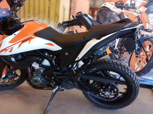 Imagen 8 de 22 de Motocicleta Ktm Adventure 250 2023 0km Blanca Con Naranja