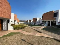 Comprar Townhouse En Una Ubicación Privilegiada Rodeada De Hermosas Zonas Verdes, Cercano A Comercios. Es Completamente Amoblado Con Muebles De Alta Calidad Y Diseño, Tiene Una Excelente Infraestructura