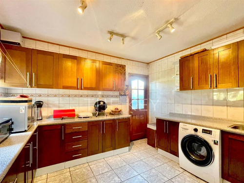 Casa En Venta De 5 Dorm. En Olmué
