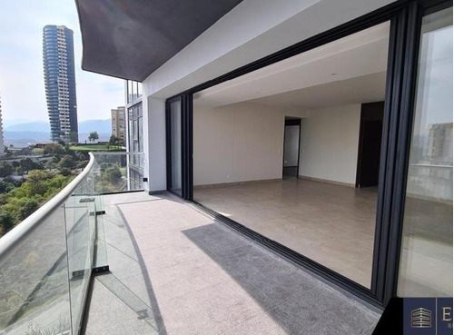 Con Terraza, Finos Acabados E Impecable