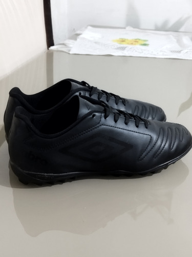 Chuteira Umbro Society 42 (Usado)