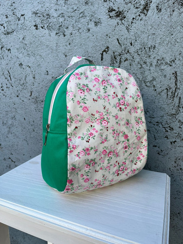 Mochila Infantil Reforzada 30cm Con Bolsillo Interno Verde Claro Floreado