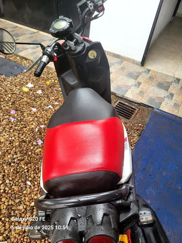 Moto Yamaha Biwis 2014 , Color Rojo Con Blanco