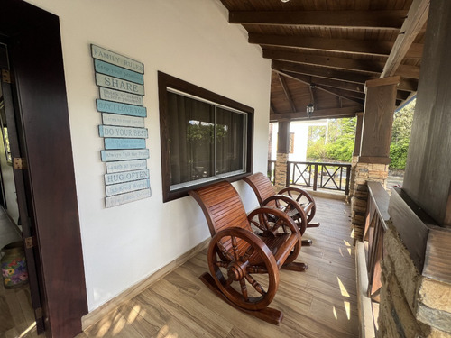 Villa En Venta En Complejo Cerrado En Jarabacoa, Amueblada Con Amplio Espacio