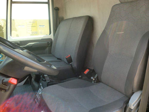 Imagem 10 de 15 de Ford Cargo 1119 4x2 Com Baú Refrigerado 2019