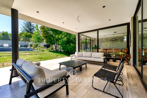 Espectacular Casa Con Precioso Quincho En Excelent...