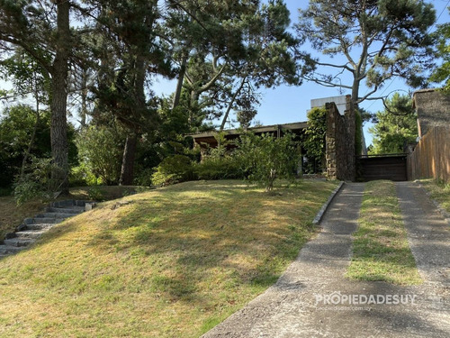 Casa En Venta De Cuatro Dormitorios Con Parrillero Y Garaje- Ref: 795