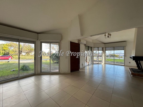 En Venta Casa A Metros De La Rambla Costanera, Colonia