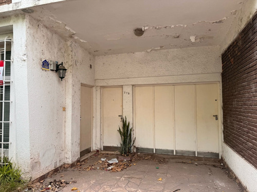 Casa En Venta A Refeccionar Excelente Ubicación Pellegrini 173. 4 Dormitorios