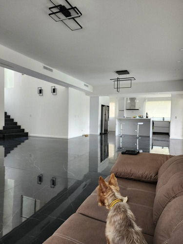 Casa En Venta - 4 Dormitorios 3 Baños - Cochera - 1000mts2 - San Vicente