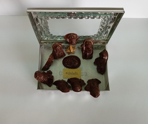 Nacimiento De Chocolate En Caja De Hojalata