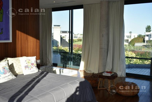 Imagen 17 de 30 de Importante Casa De Diseño Exclusivo En El Golf, Nordelta - Salida A La Laguna