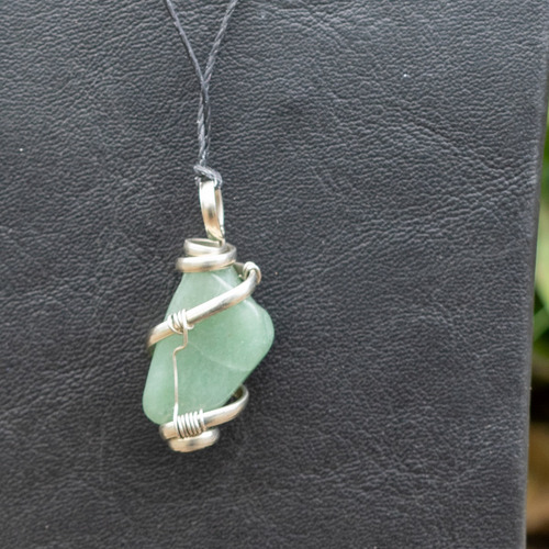 Imagen 2 de 3 de Piedra Cuarzo Verde Engarzada Dije Con Macramé