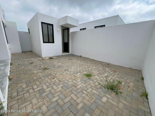 Condominio Inspira Zibata Casa Ubicada En Esquina De 223 M2 Con 3 Recamaras Y Con Cuarto De Servicio Qh745*25
