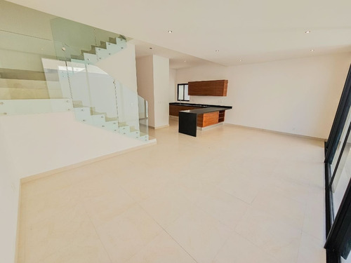 Casa · 5 Recámaras · Alberca · Roof Garden · Aqua Residencial · Huayacan