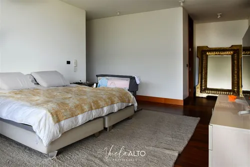 Departamento En Venta De 4 Dorm. En Lo Barnechea / 3 Estac.
