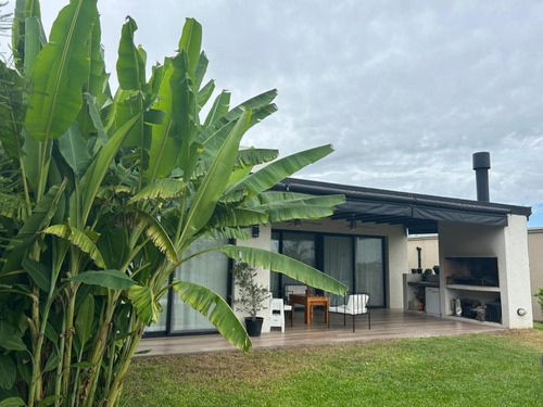 Casa En Venta - 3 Dormitorios 3 Baños - 715mts2 - Pilar