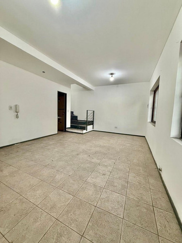 Dúplex De 3 Ambientes Con Cochera, Patio Y Terraza