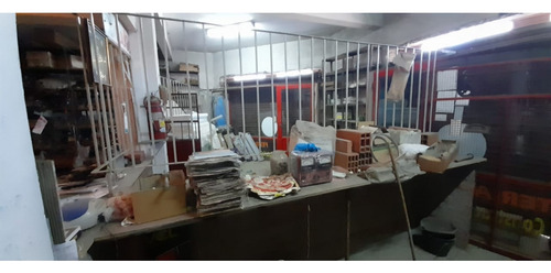 Amplio Local Comercial Sobre Av. J. M. Paz En Alquiler.