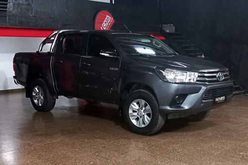 Imagen 2 de 13 de Toyota Hilux Dc Sr 4x4 2.8 6 Mt 2017