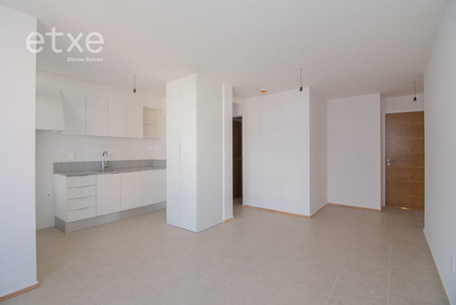 Apartamento En Alquiler De 2 Dormitorios En La Comercial