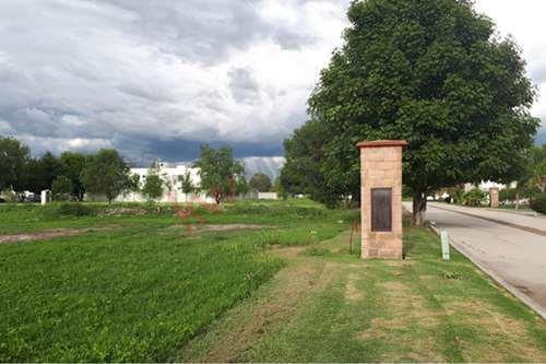 Terreno En Venta / Fraccionamiento Campestre Los Cántaros Gto. / Cercano Al Libramiento Sur-pte ...
