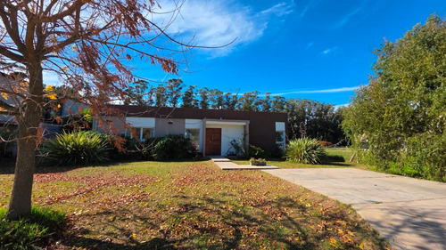 En Venta: Casa De 4 Ambientes Con Parque. Barrio Privado Haras Del Mar.