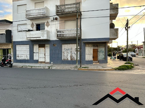 Local A Una Cuadra Del Centro Peatonal Y De La Playa- Calle 1 Y 69 -