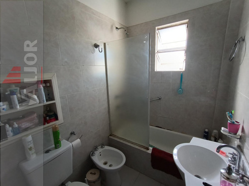 Departamento De 3 Amb Al Frente C/balcon!!! 2do. X Escalera - Ideal Inversor (alquilado)