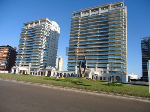 Edificio De Lujo, A Metros A La Mansa Y De La Brava- Ref: 2135
