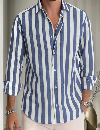 Homem vestindo camisa masculina de manga comprida listrada azul e branca, com botões abertos, exibindo a parte frontal e mangas dobradas, com colar dourado e relógio de pulso.