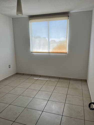 Departamento En Último Piso Sobre Eje Central