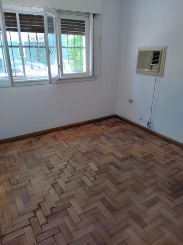 Casa Con 2 Dormitorios, Garage Cubierto Y Fondo Libre. Banfield Este.-