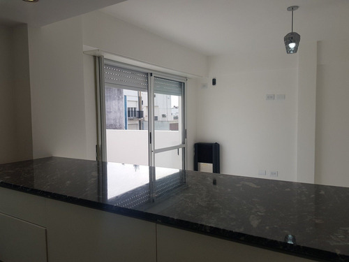 Departamneto De 2 Ambientes Con Balcon Terraza En Venta / Paseo Aldrey