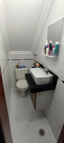 Sobrado De 2 Dorm. Com Sacada E Área De Churrasqueira.