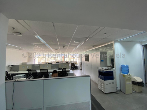 Oficina En Venta En Los Palos Grandes Parque Cristal Remodelada
