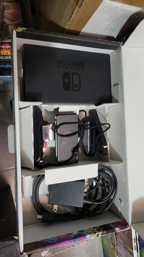 Consola Nintendo Switch Neón 1.1 + Caja Versión Mario Kart (Usado)