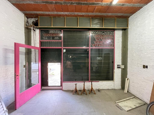 Imagen 3 de 4 de En Alquiler | Interesante Local Con Baño, Vidriera Y Persiana Metalica En Moreno Sur
